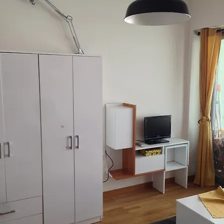 West Gate Apartment *